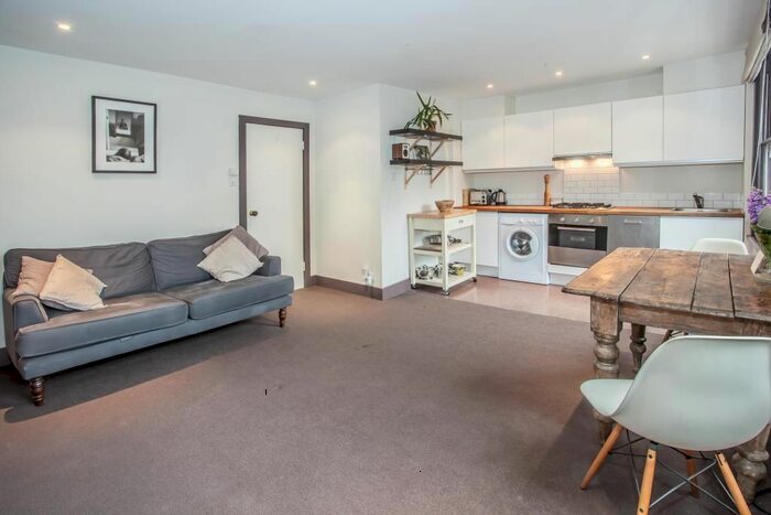 3 Bedroom Flat To Rent In Loftus Road, Shepherds Bush, London, W12