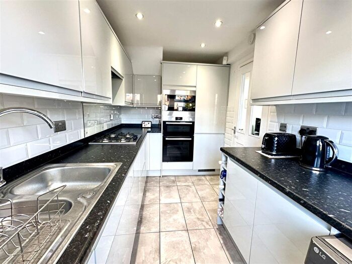 3 Bedroom Terraced House For Sale In Mark Close, Bexleyheath, DA7