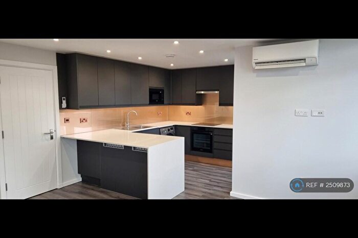 3 Bedroom Penthouse To Rent In The Oaks, London, NW6