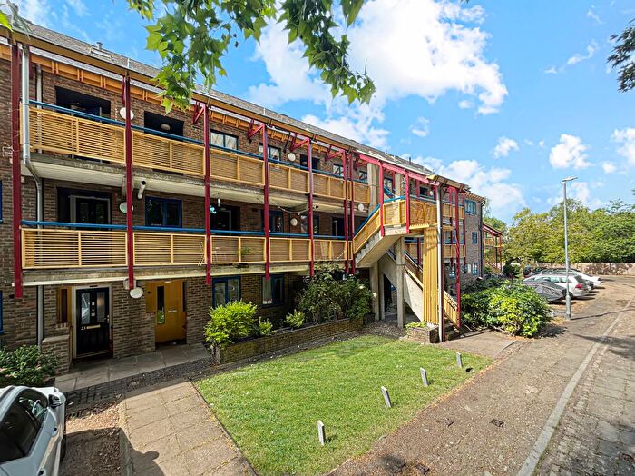 3 Bedroom Flat For Sale In Grasmere Gardens, Cambridge, CB4