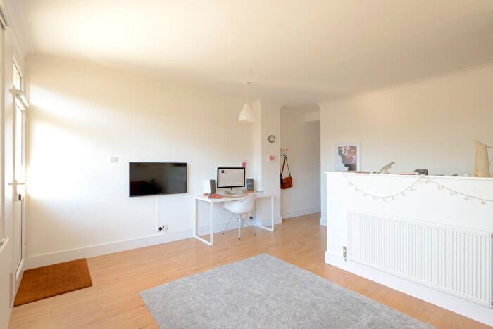 1 Bedroom Flat For Sale In Colleton Drive, Twyford, Reading, Berkshire, RG10