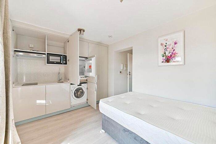 Maisonette To Rent In Hounslow Avenue, Hounslow, TW3