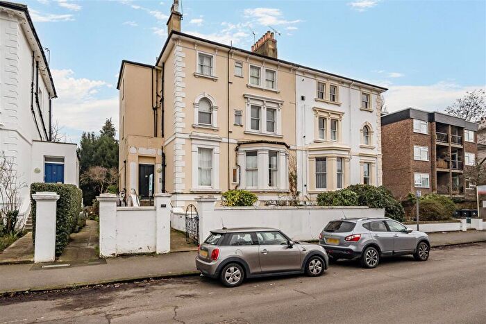 1 Bedroom Apartment For Sale In Uxbridge Road, Kingston Upon Thames, KT1