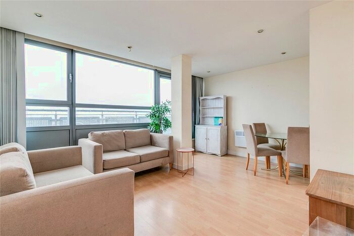 2 Bedroom Flat To Rent In New Park Road, London, SW2