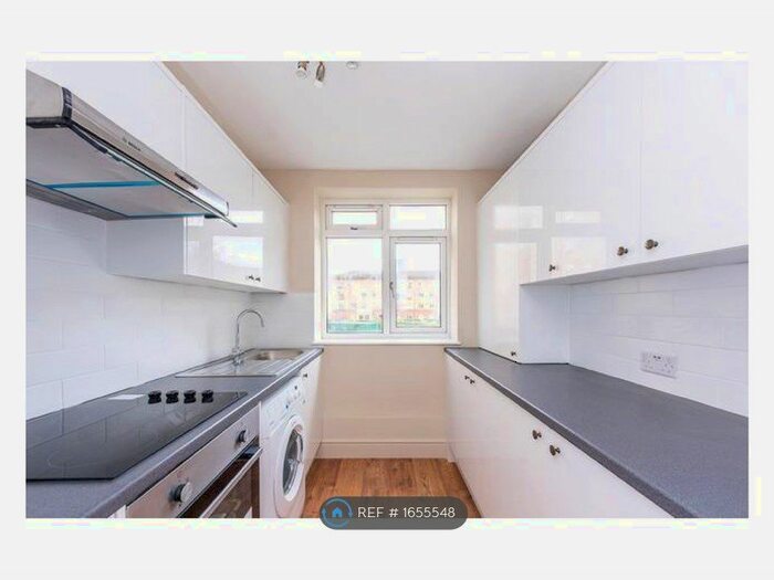 3 Bedroom Flat To Rent In Stafford Court, London, SW8
