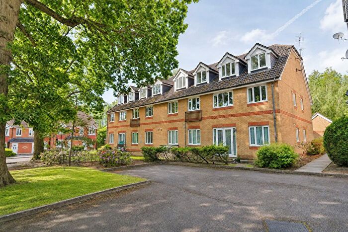 2 Bedroom Flat For Sale In Alexandra Gardens, Knaphill, Woking, Surrey, GU21