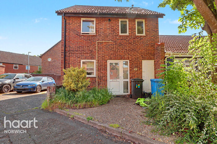 3 Bedroom Semi Detached House For Sale In Bumpstede Court, Norwich, NR5