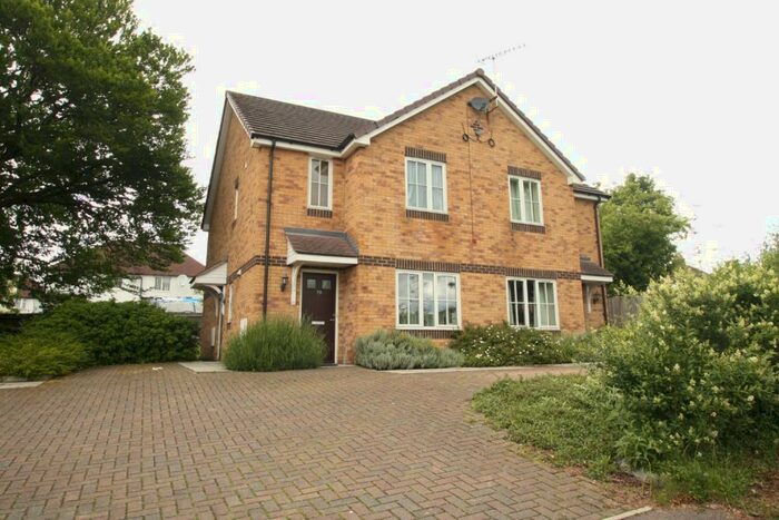 1 Bedroom Apartment To Rent In Sempill Road, Hemel Hempstead, Hertfordshire, HP3