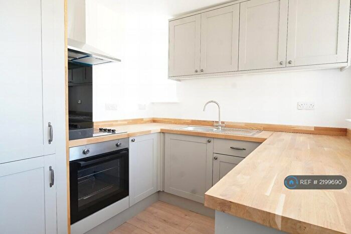 2 Bedroom Flat To Rent In Birds Royd Lane, Brighouse, HD6