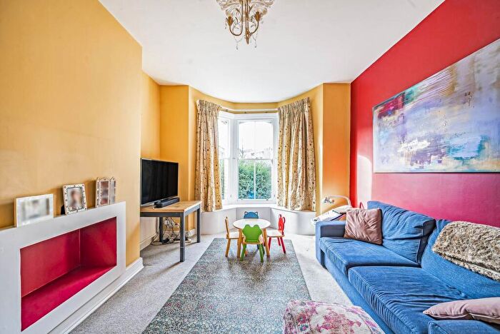 3 Bedroom Flat To Rent In Kingsgate Road, West Hampstead, London, NW6