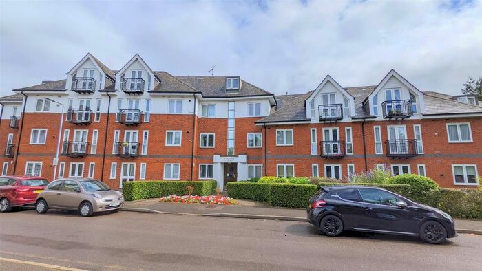 2 Bedroom Flat To Rent In Windsor Court, Park View Close, St Albans, Hertfordshire, AL1