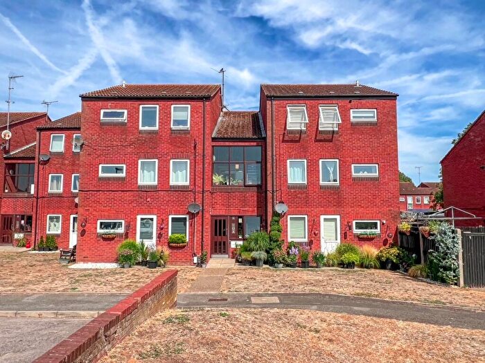 2 Bedroom Apartment For Sale In Grovelands, West Molesey, KT8