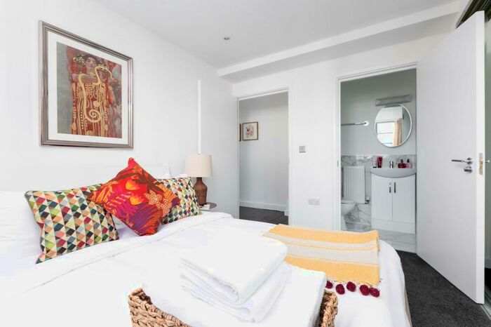 3 Bedroom Apartment To Rent In De Beauvoir Crescent, London, N1