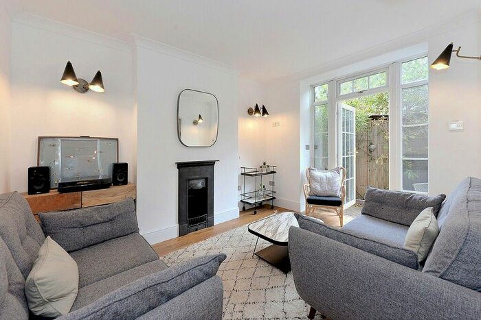 3 Bedroom Flat To Rent In Ebury Bridge Road, Pimlico, SW1W