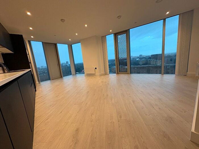 2 Bedroom Flat To Rent In Vista River Gardens, Manchester, , (Ref: Bp), M3