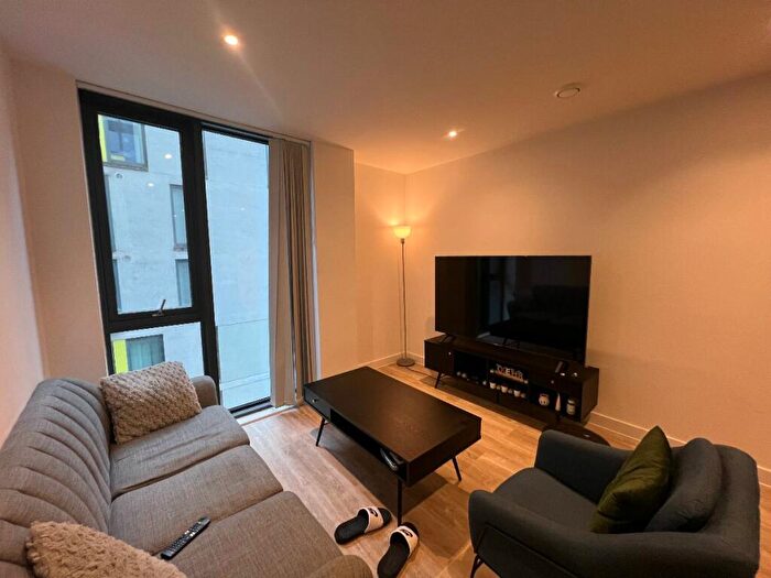 2 Bedroom Apartment To Rent In Queen Way, Salford, M3