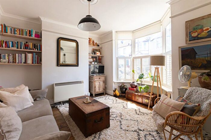 2 Bedroom Maisonette For Sale In St. Thomass Road, Hastings, TN34