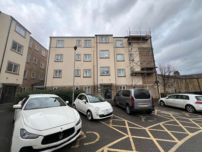 2 Bedroom Flat To Rent In Smithy Lane, Moldgreen, Huddersfield, Kirklees, HD5