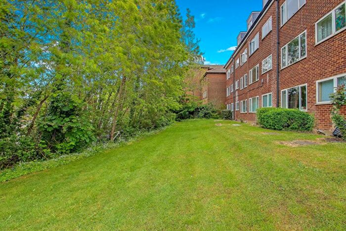 1 Bedroom Flat To Rent In Gainsborough Road, N12