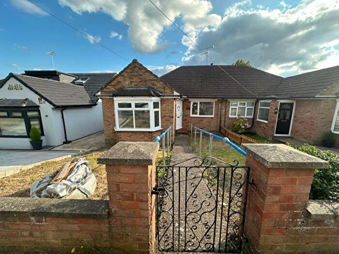 3 Bedroom Semi-Detached Bungalow To Rent In Pennine Avenue, Luton, LU3