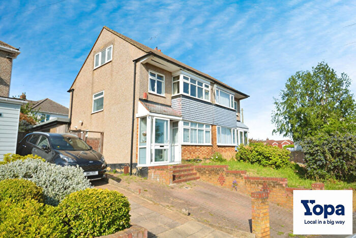 3 Bedroom Semi-Detached House For Sale In Hammondstreet Road, Waltham Cross, EN7