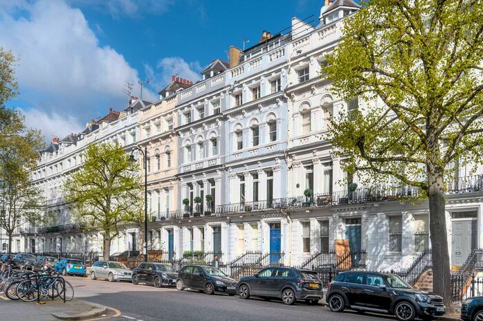 2 Bedroom Flat To Rent In Ladbroke Gardens, Notting Hill, London, W11