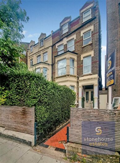 Apartment To Rent In Holloway Road, London, N19
