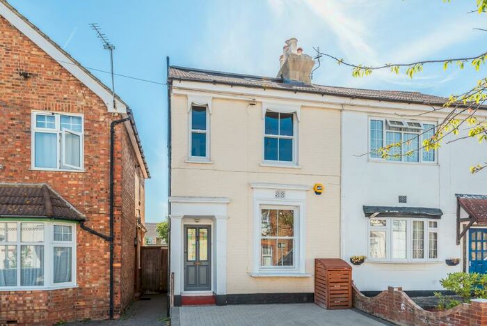 3 Bedroom Semi-Detached House To Rent In Stanley Road Bromley, BR2