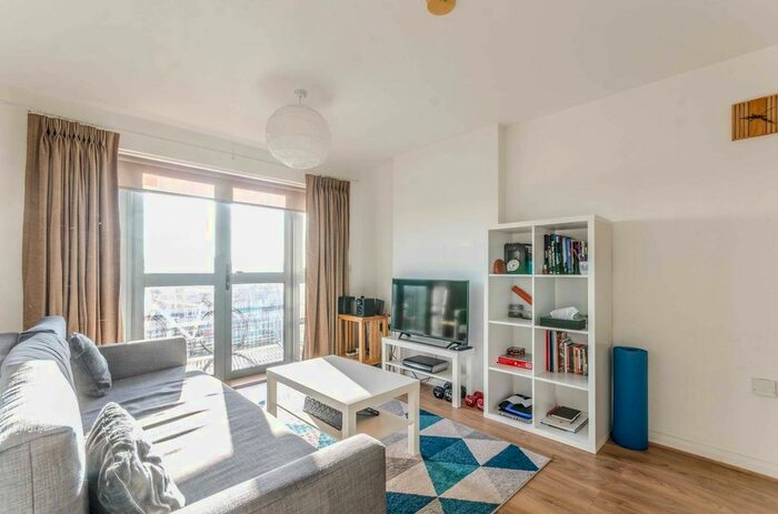 2 Bedroom Flat To Rent In Shillingshaw Lodge, Canning Town, London, E16