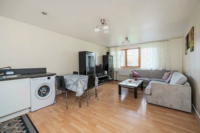 2 Bedroom Flat To Rent In Bray Court, Meath Crescent, Bethnal Green, London, E2