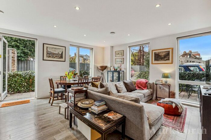 3 Bedroom Flat To Rent In Woods Road, London, Peckham, SE15