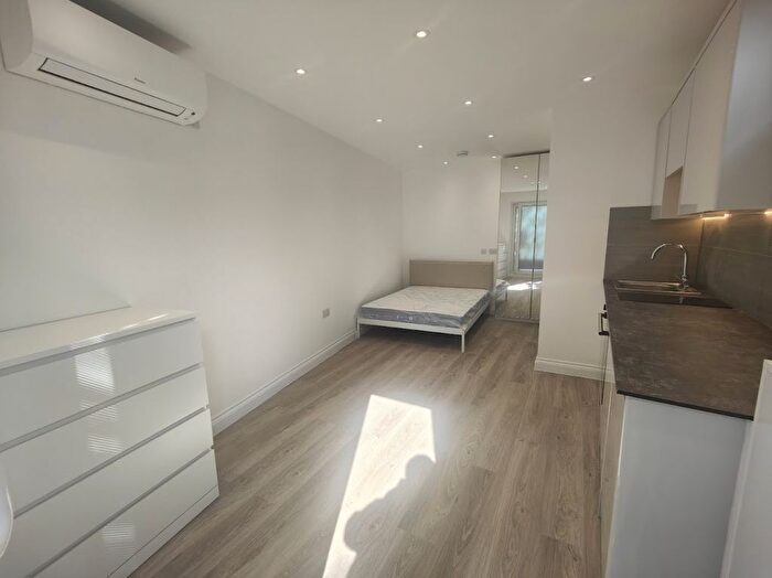 Studio To Rent In Woodville Road, London, NW11