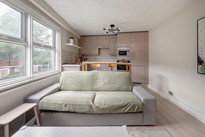 2 Bedroom Flat For Sale In Ruston Mews, Notting Hill, W11