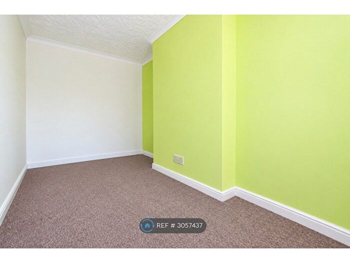 2 Bedroom Flat To Rent In Rochester St, Chatham, ME4
