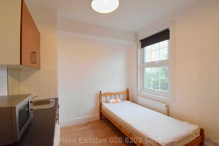 Studio To Rent In Station Road, London, NW4
