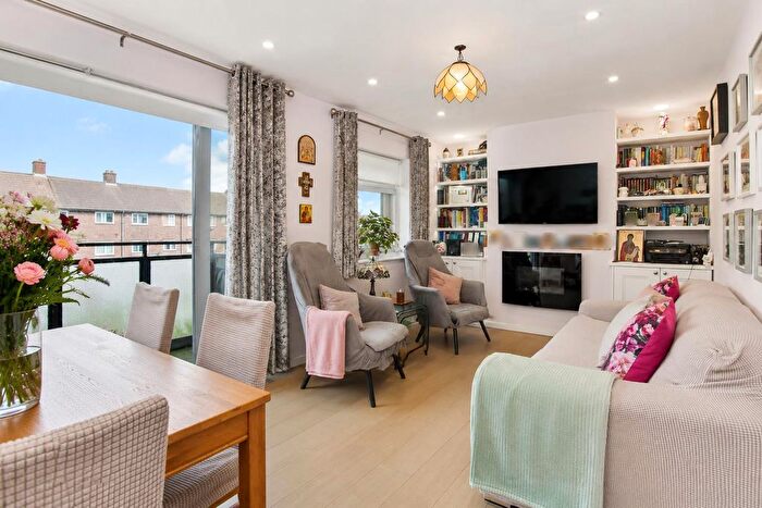 2 Bedroom Maisonette For Sale In Stirling House, Manor Way, Borehamwood, WD6