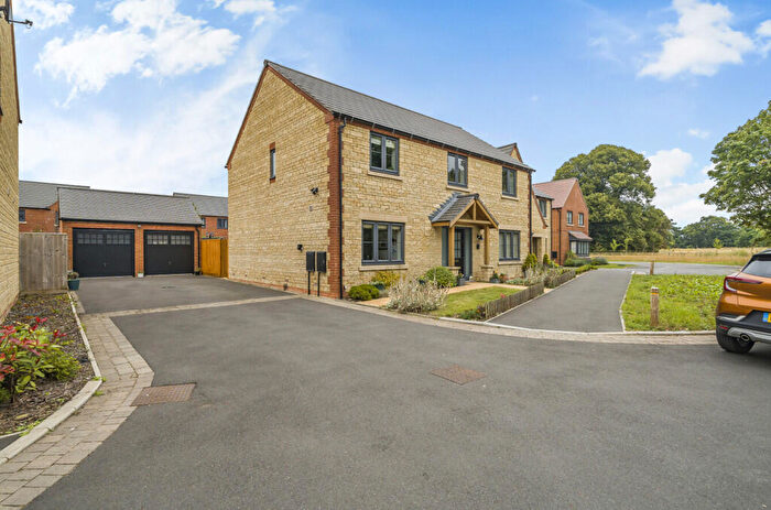 5 Bedroom Detached House For Sale In Aki Court, Blunsdon, Swindon, SN26