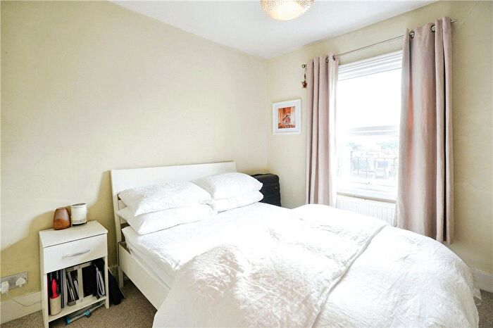 2 Bedroom Flat For Sale In Falcon Road, Battersea, London, SW11