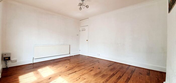 2 Bedroom Flat To Rent In Addiscombe Road, Watford, WD18