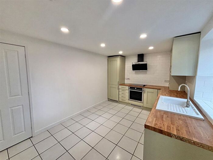 2 Bedroom End Of Terrace House To Rent In Hague Street, Glossop, SK13