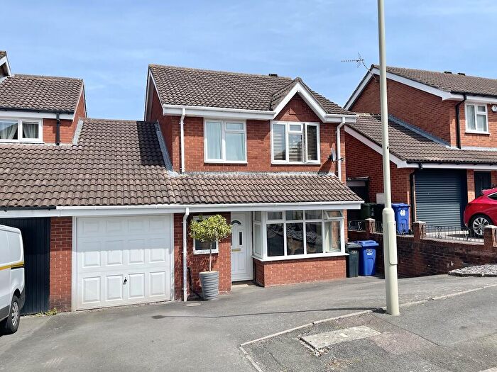 3 Bedroom Link Detached House For Sale In Stourbridge - Blithe Close, DY8