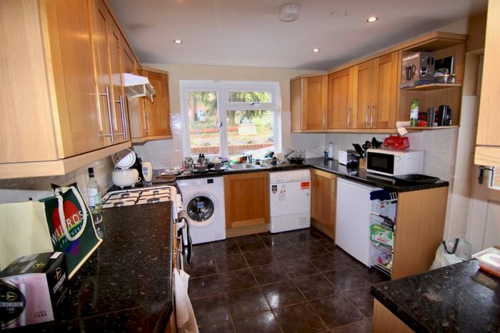5 Bedroom Semi-Detached House To Rent In Guildford, GU2