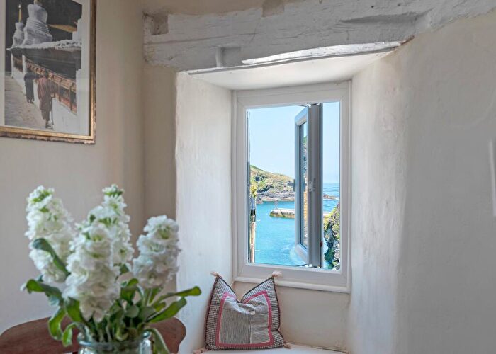 3 Bedroom Flat For Sale In Top Flat, Stanley House, PL29