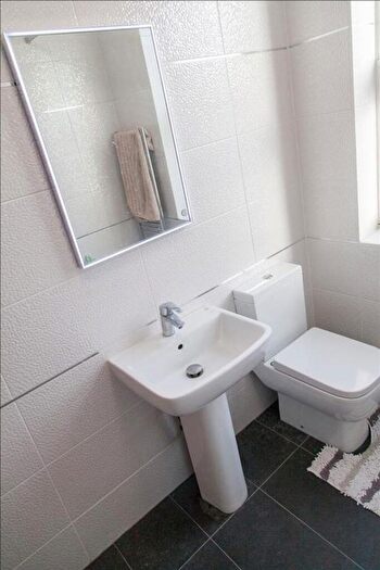 4 Bedroom Semi-Detached House To Rent In Derwentwater Grove, Leeds, LS6