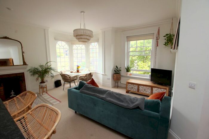 2 Bedroom Flat To Rent In Carfax, Horsham, RH12