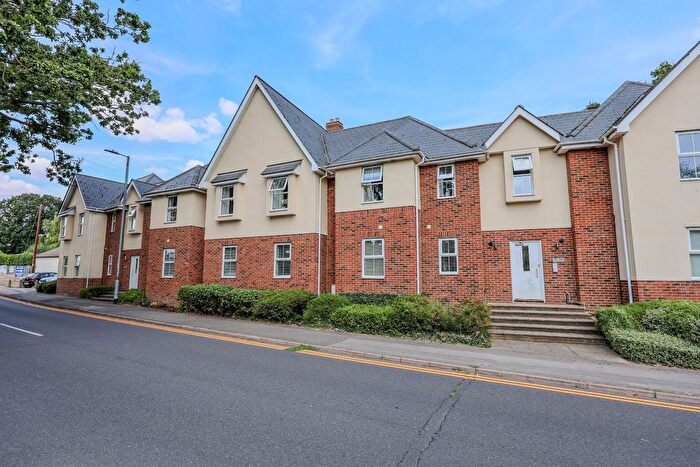 2 Bedroom Flat For Sale In Weir Gardens, Rayleigh, SS6