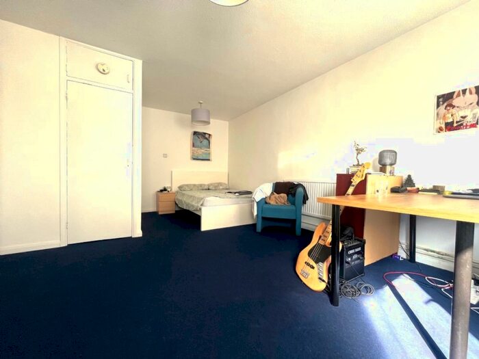 3 Bedroom Flat To Rent In Holmrook House, Euston, NW1