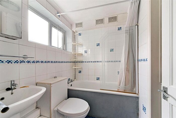 2 Bedroom Flat For Sale In Ward Road, London, N19