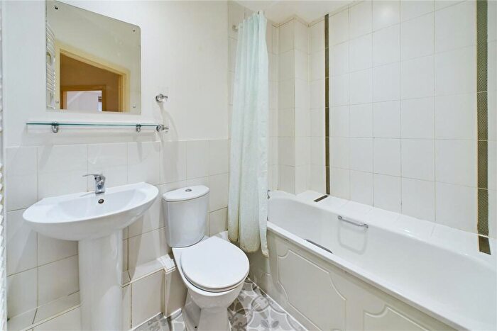2 Bedroom Apartment To Rent In Cadugan Place, Reading, Berkshire, RG1