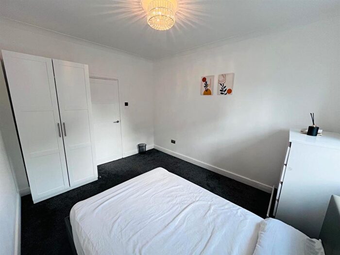 3 Bedroom Flat To Rent In Warwick Lodge, London, NW2